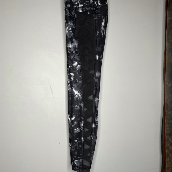 Lululemon Rise and Flow Pant - Size 8 - Picture 9 of 10